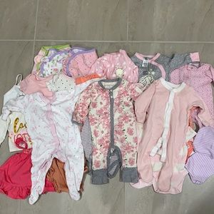 Lot of 30 baby clothes and swaddles
